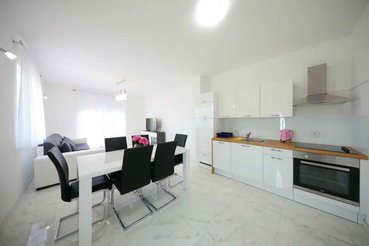 Apartmani Vlado Mitar Sukošan المظهر الخارجي الصورة