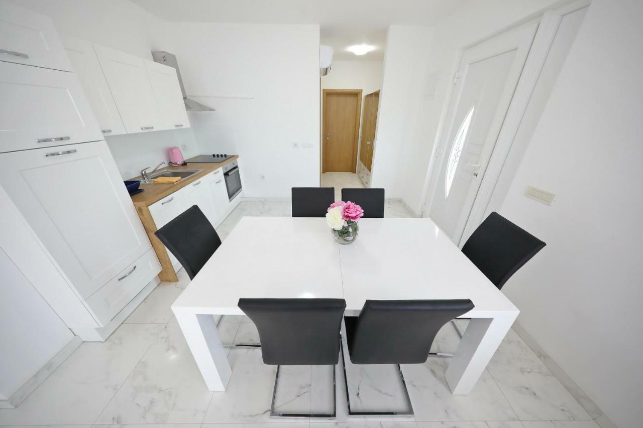 Apartmani Vlado Mitar Sukošan المظهر الخارجي الصورة